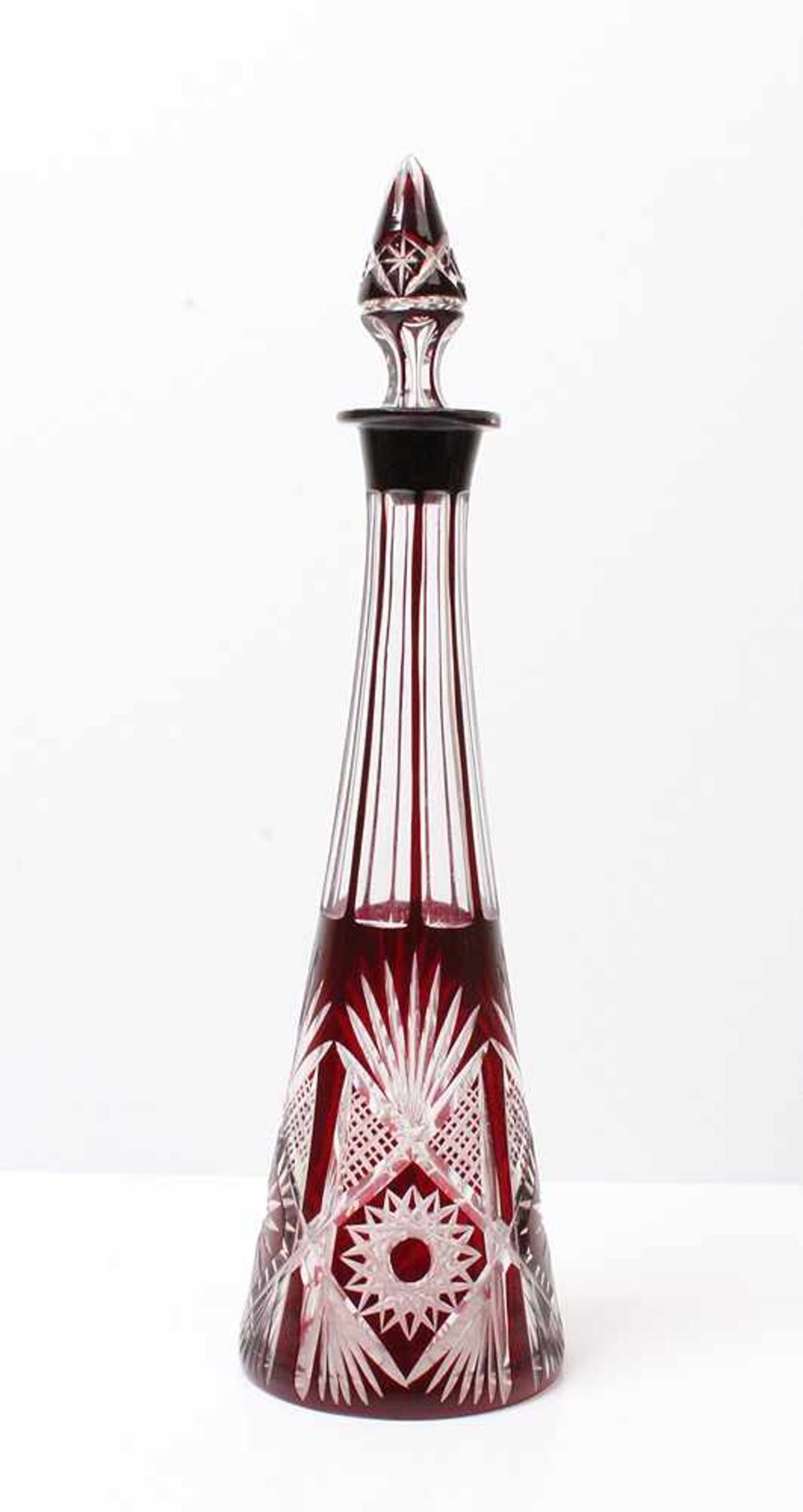 Karaffe.Böhmen, um 1900. Farbloses Glas mit rotem Überfang. Stöpsel innen best. H: 35 cm.- - -20.