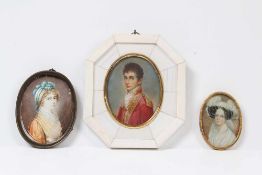 Drei Miniaturen.19. Jh. Herrenportrait in roter Uniform, bez: "n Füger", Beinrahmen. H: 13,5 cm.