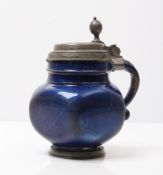 Kugelbauchkrug.Wohl Salzburg, um 1700. Irdenware. Kurzer Standfuß, fünfseitig geflacht, doppelt