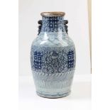 Vase.China, 19. Jh. Balusterform, blau dekoriert. Vasenrand besch. H: 40 cm.- - -20.00 % buyer's