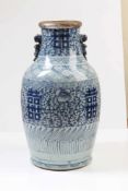 Vase.China, 19. Jh. Balusterform, blau dekoriert. Vasenrand besch. H: 40 cm.- - -20.00 % buyer's