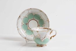 Kaffeetasse.Meissen, 19. Jh. B-Form. Mintgrüne Felder, Golddekor, berieben. H: 7,5 cm.- - -20.00 %