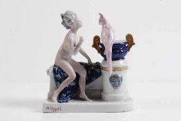 Porzellangruppe..20. Jh. "Venus mit Papagei." Polychrome Bemalung und Golddekor. Rosenthal Kunst-