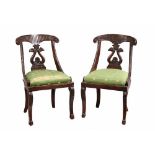 Paar Gondelstühle.Um 1800. Mahagoni massiv und furniert. Halbrunde Zarge, beschnitztes Gestell,