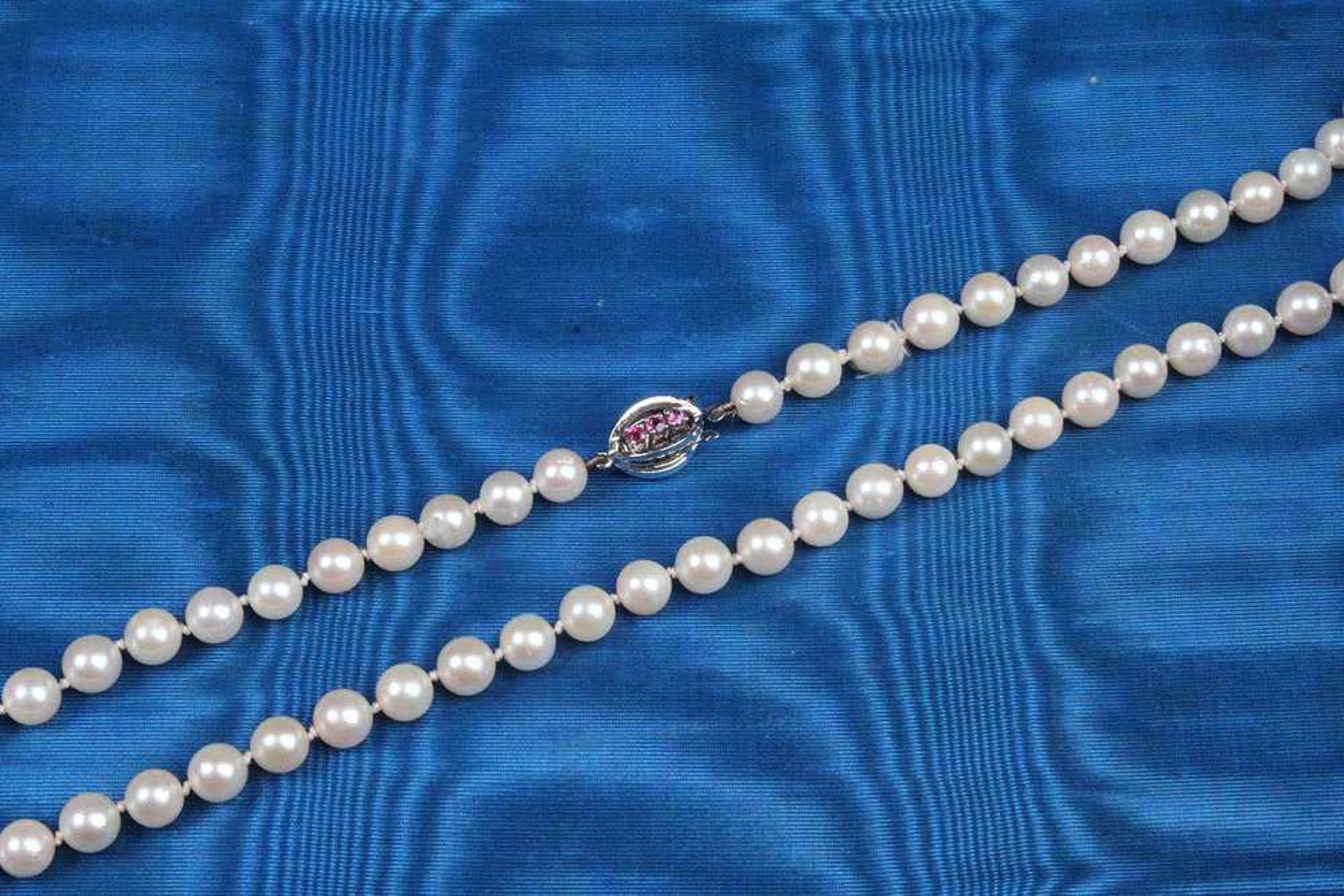 Perlenkette mit Rubinschließe.WG 585. Zuchtperlen mit schönem Lüster, Ø 7,5mm. L: 94 cm.- - -20.00 %