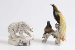 Porzellangruppe.Vogelpaar auf Baumstumpf. Polychrome Bemalung. Marke Karl Ens. H: 26 cm. Dazu Eisbär