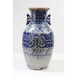 Vase.China, 19. Jh. Balusterform, blau dekoriert. Vasenrand besch. H: 40 cm.- - -20.00 % buyer's