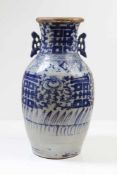 Vase.China, 19. Jh. Balusterform, blau dekoriert. Vasenrand besch. H: 40 cm.- - -20.00 % buyer's