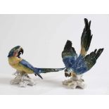 Zwei Papageien.20. Jh. Porzellan polychrome Bemalung. Marke Karl Ens. H: 34,5 cm. Eine Schwanzspitze