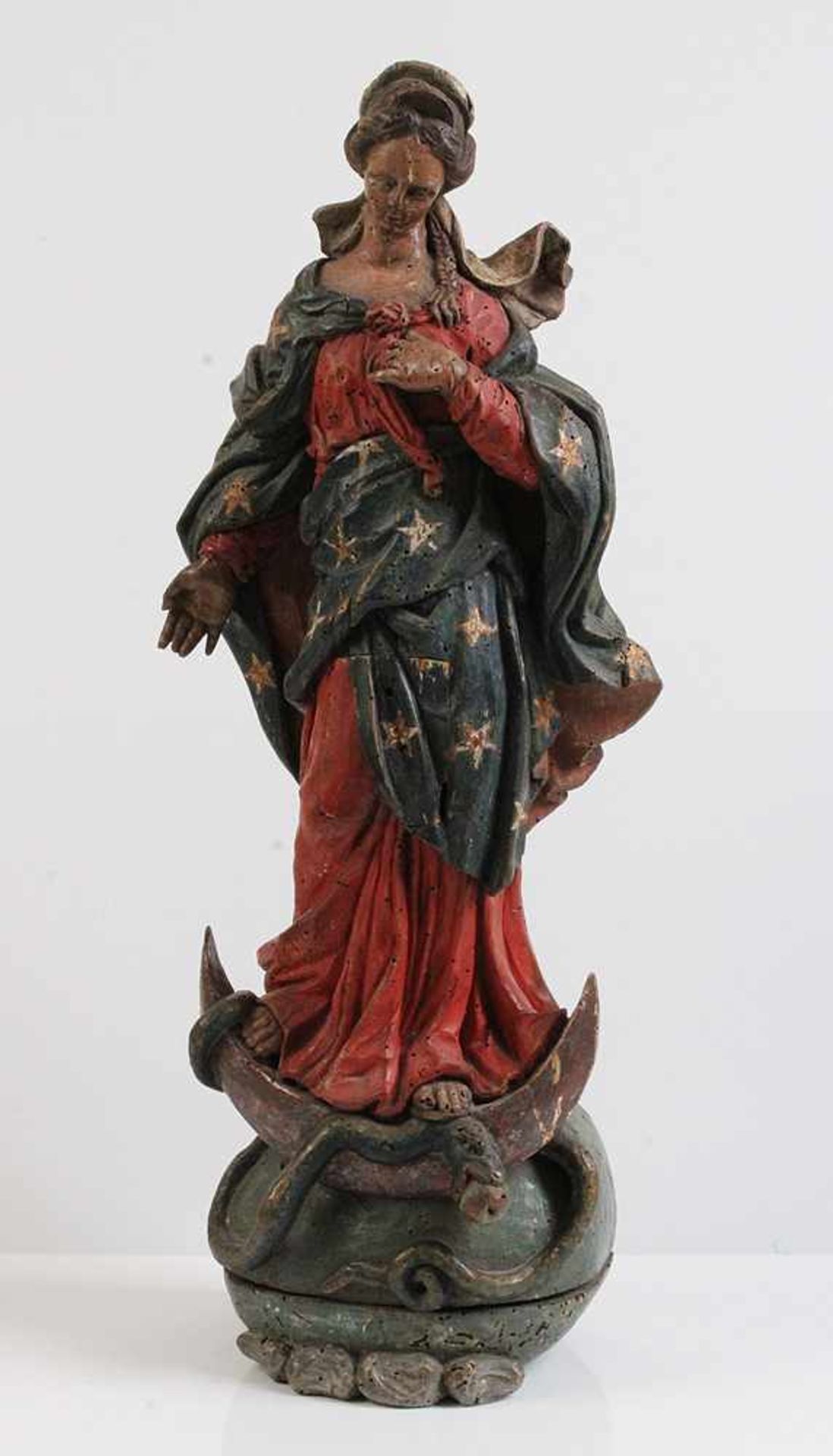 Maria Immaculata.Süddeutsch, 18. Jh. Holz, geschnitzt. Rückseite abgeflacht. Standfigur in