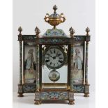 Cloisonné-Pendule.Anfang 20. Jh. Messinggehäuse dreigeteilt, teilweise vergoldet, graviert und