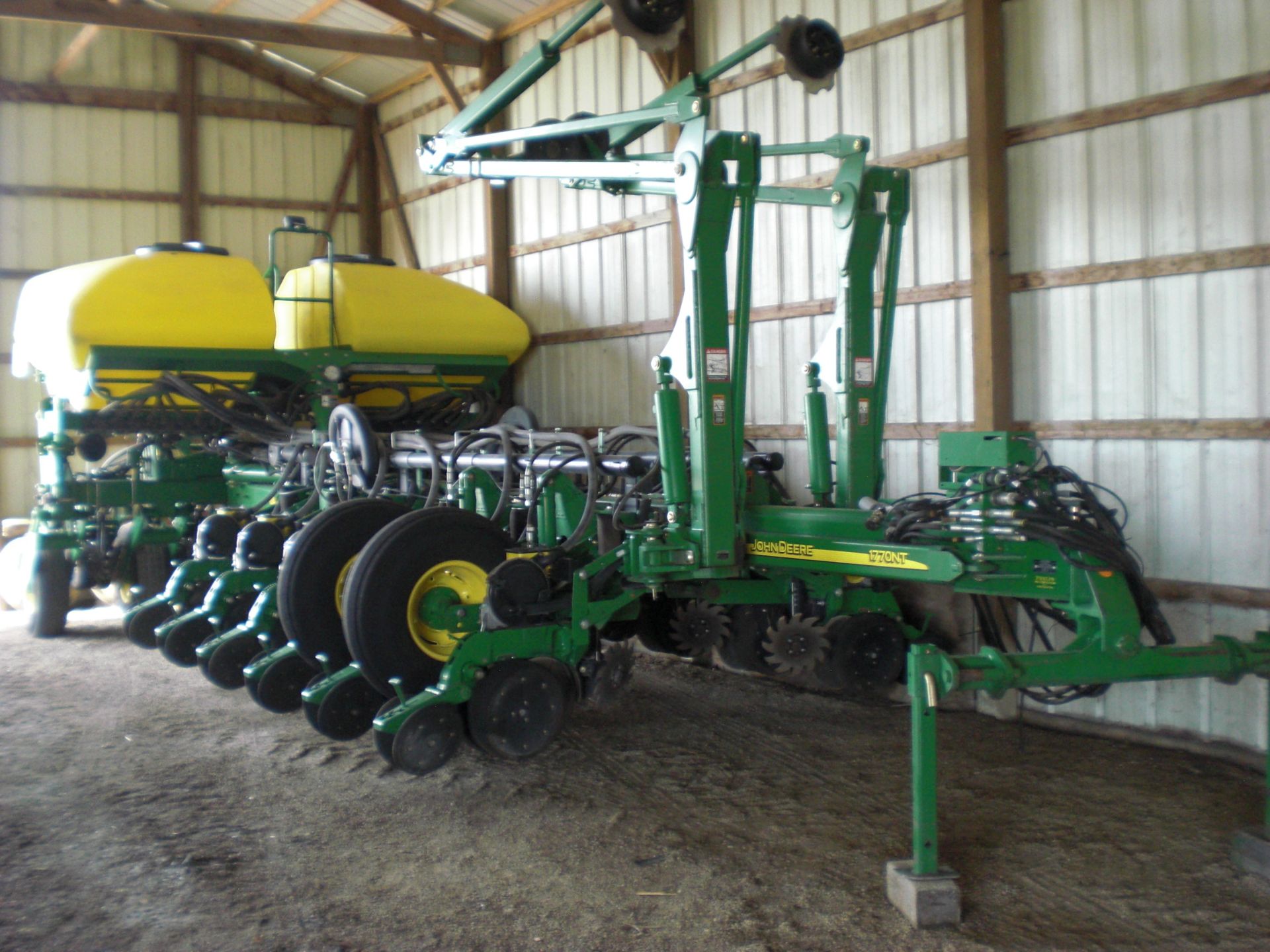 PLANTER 2011 JD 1770 N Till 16-30” CCS Delivery, Pro Units, Shark Tooth trash whips, New chains, - Image 2 of 3