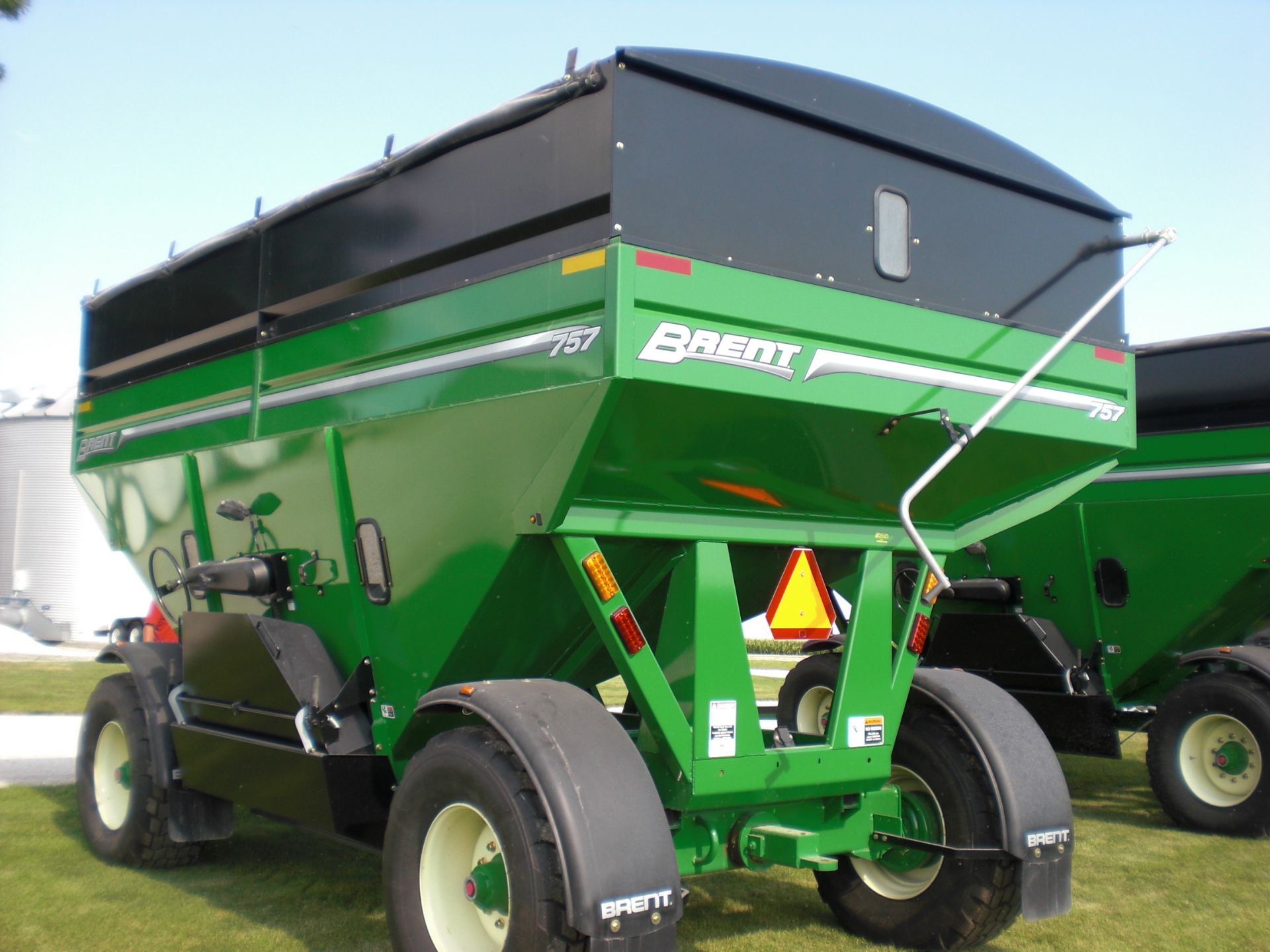 2014 Brent 757 w/ tarps & fenders, oil bath bearings, new Mitas 460 65R 22.5” tires