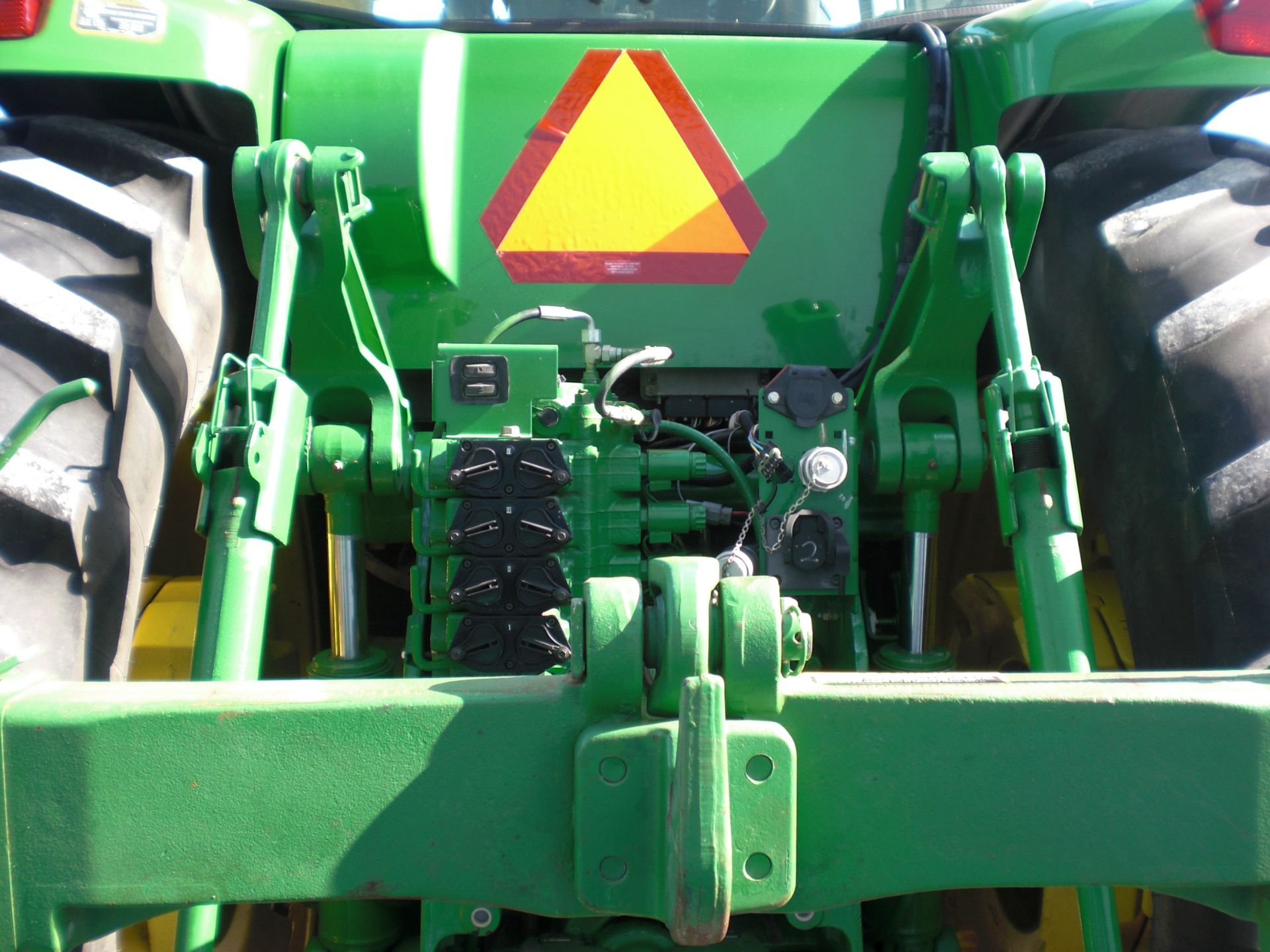 2005 JD 8220 MFWD Green Star ready 480/80 50” duals, 8 front weights, 4 inner weights, quick - Image 3 of 3