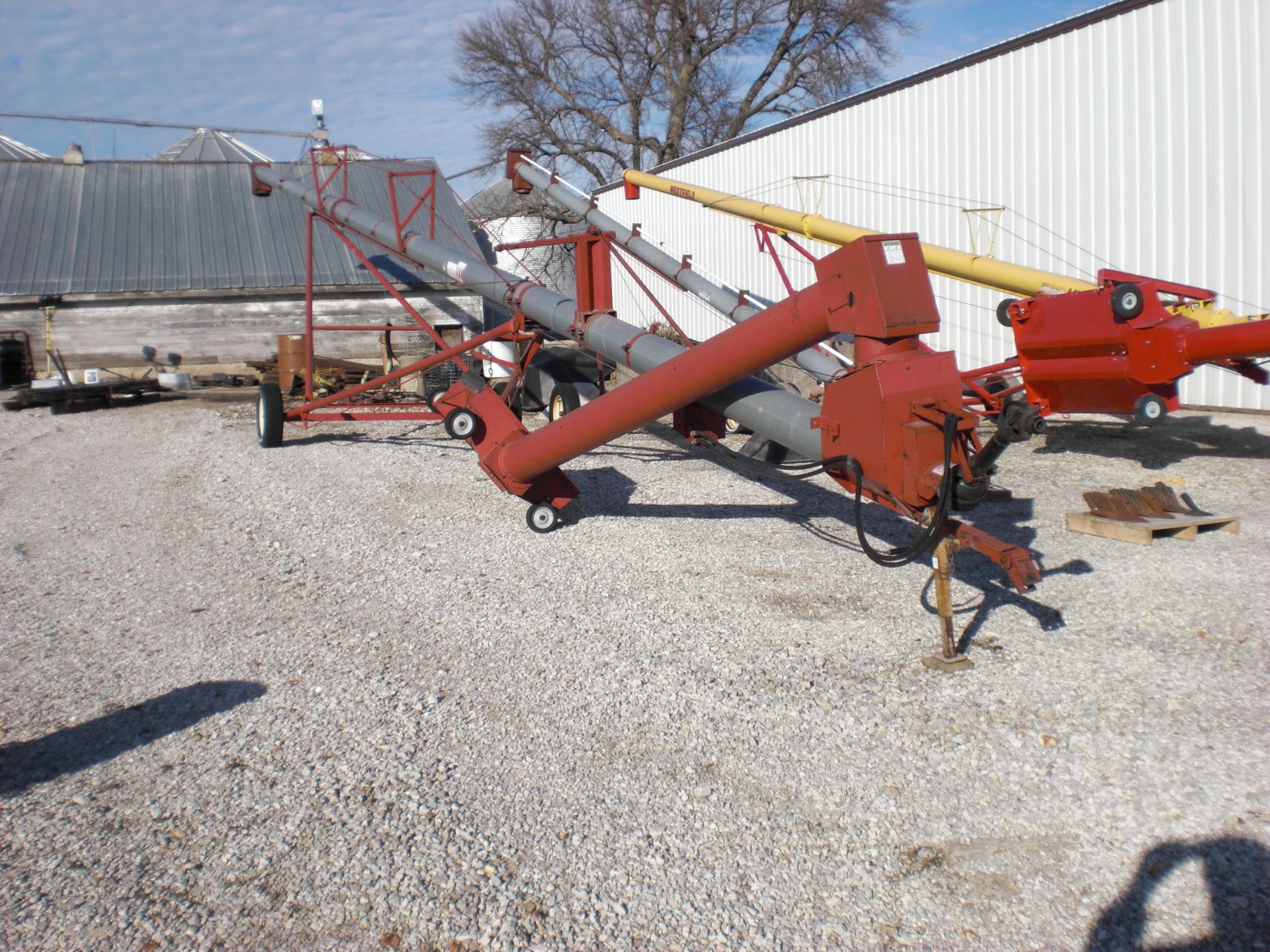 Peck 10”x 66’ w/ hyd . lift. Swing hopper - Image 3 of 3