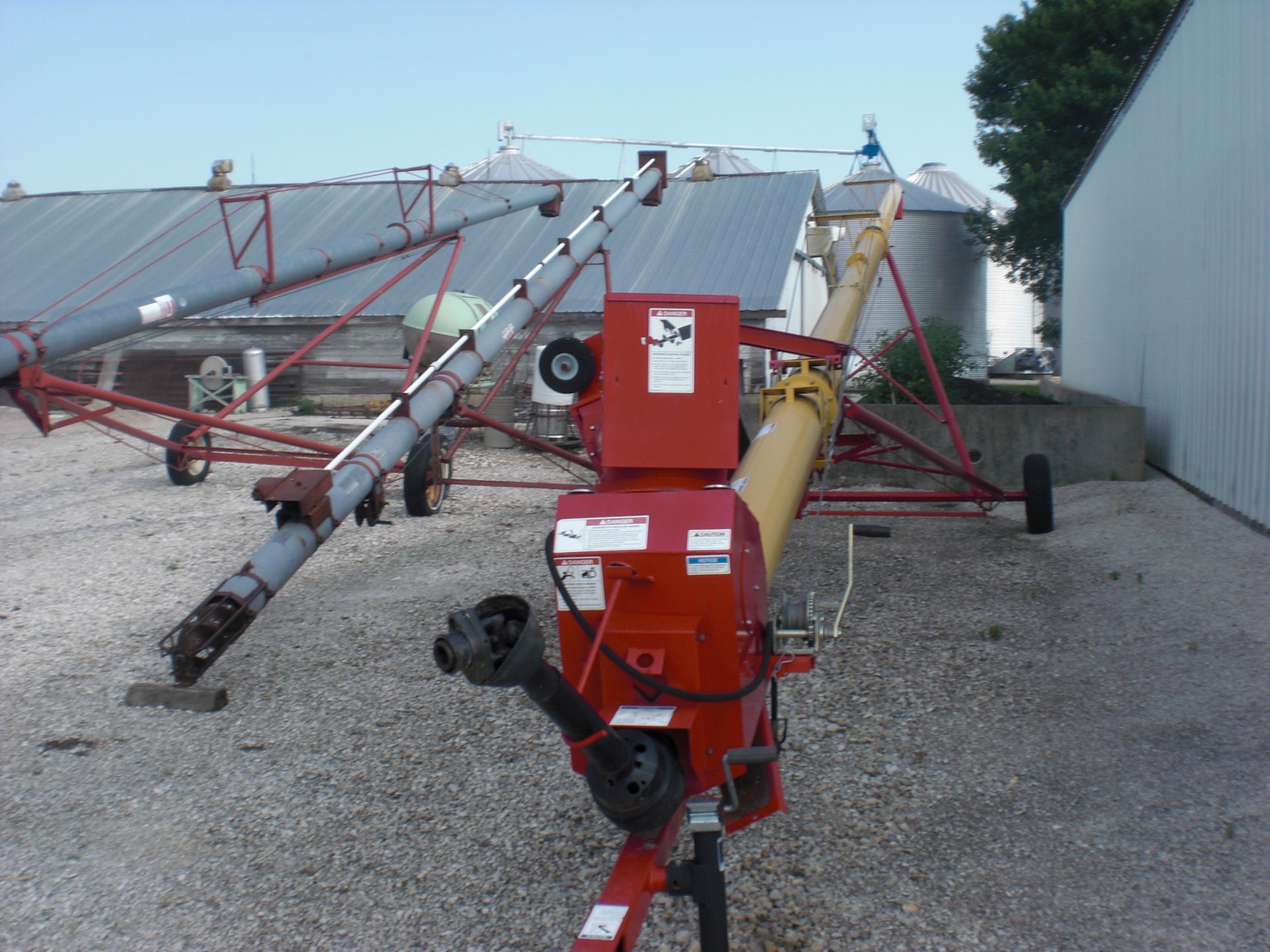 Peck 10”x 66’ w/ hyd . lift. Swing hopper - Image 2 of 3