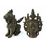 Bodhisattva-Kopf und Fo-Hund,Tibet bzw. China, Bronze, dunkelbraune Patina, Kopf gegossen, H 8,5 cm;