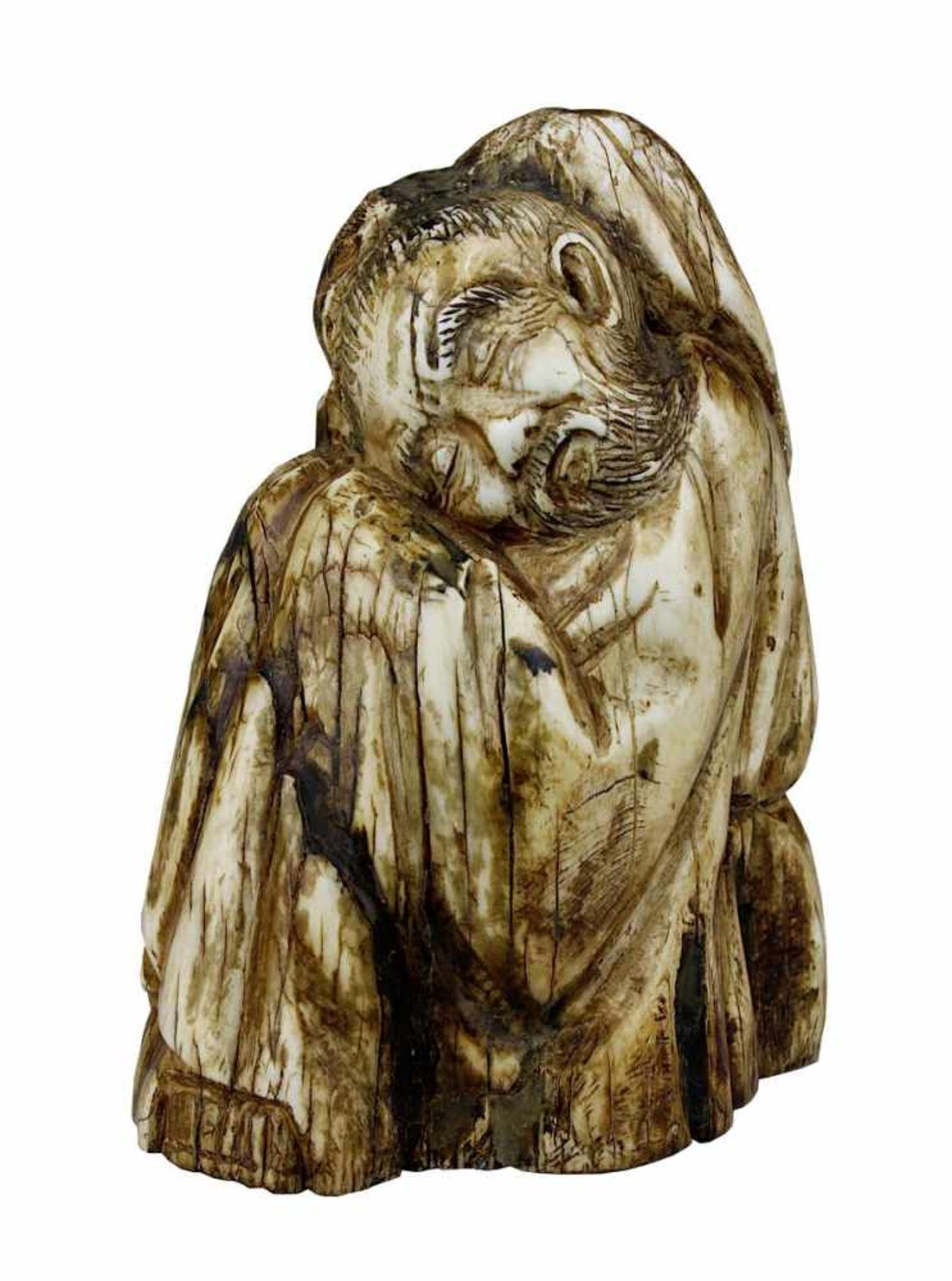 Figur eines schlafenden Mannes aus Mammutelfenbein, China 19. Jh., aus einem Stück geschnitzt,