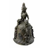 Bronzeglocke mit sitzender Figur und Schlangen, wohl Südindien 19. Jh., schöne dunkle Patina, auf