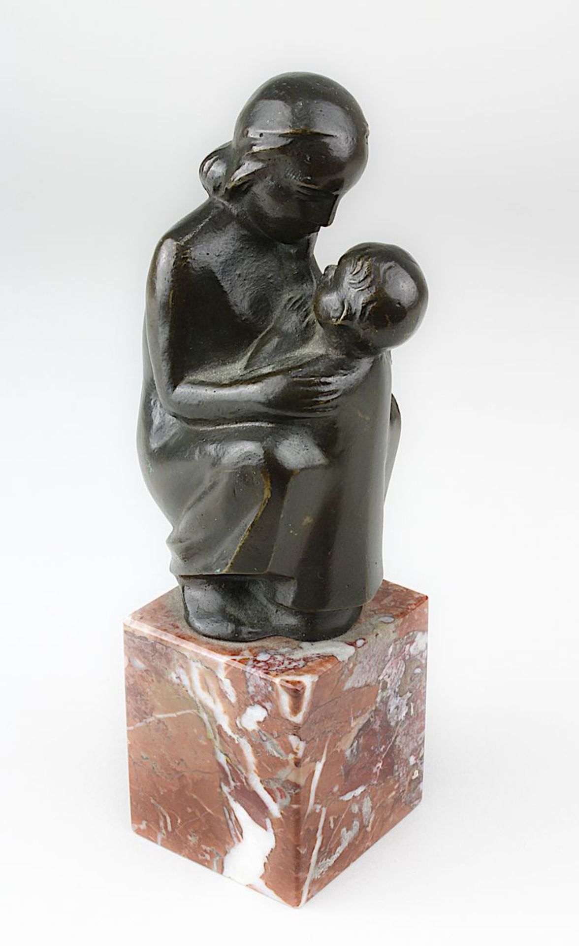 Künstler 1. H. 20. Jh., Bronzefigur Mutter und Kind, Kleinbronze mit dunkler Patina auf späterem
