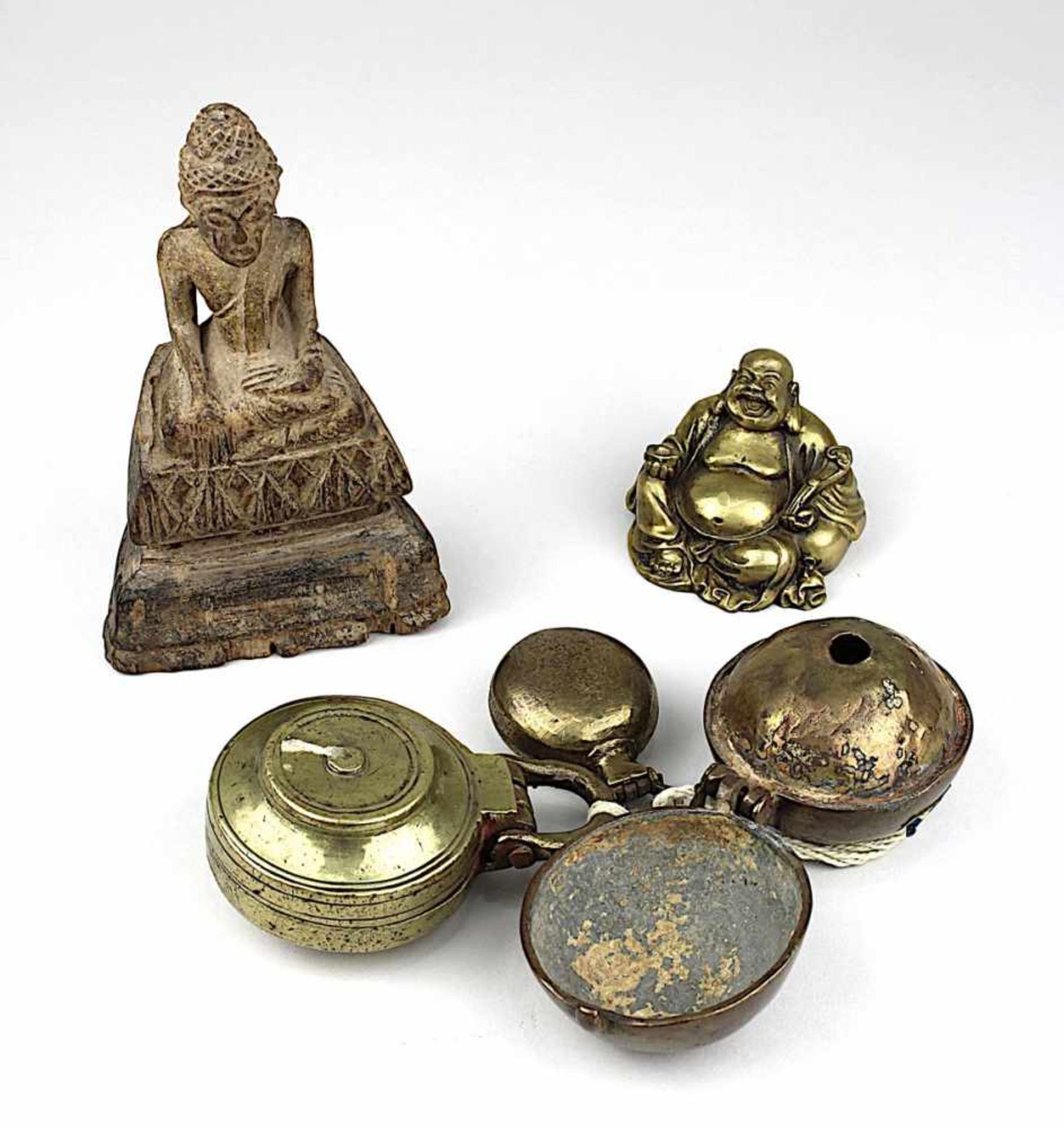 2 kleine Buddhafiguren und 3 Betelnussbehälter, bestehend aus: sitzender Buddha aus Holz, um 1900,