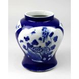 Chinesische Porzellan-Vase, Kangxi-Periode (1661-1722), balusterförmiger, Porzellan weißer Scherben,