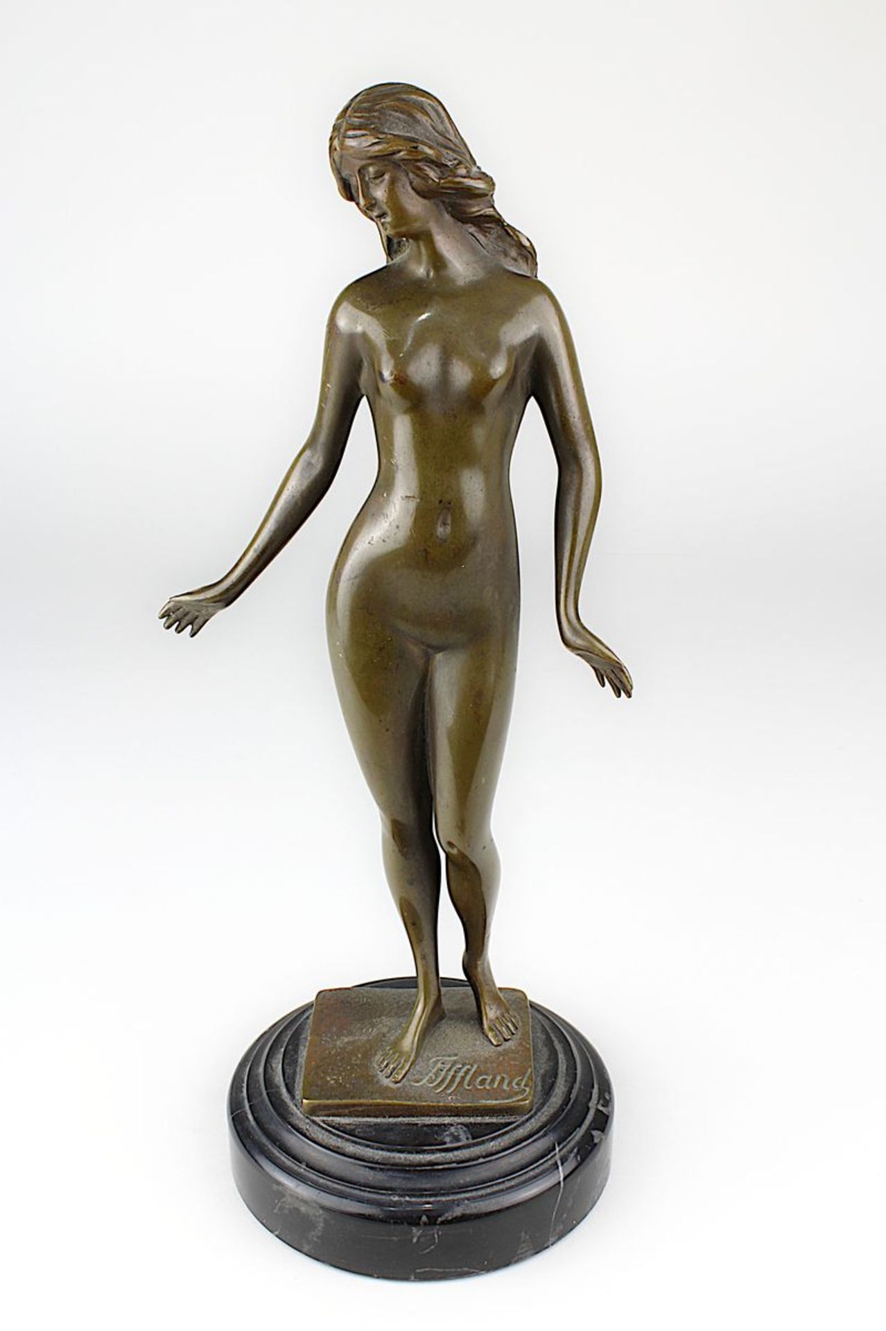 Iffland, Franz (Berlin 1862 - 1935 Berlin), Bronzefigur einer nackten jungen Schönen mit langem