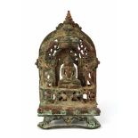 Jain-Altar, Rajasthan/Indien, 15./16.Jh., Tirthankara in meditierender Haltung im Lotossitz auf