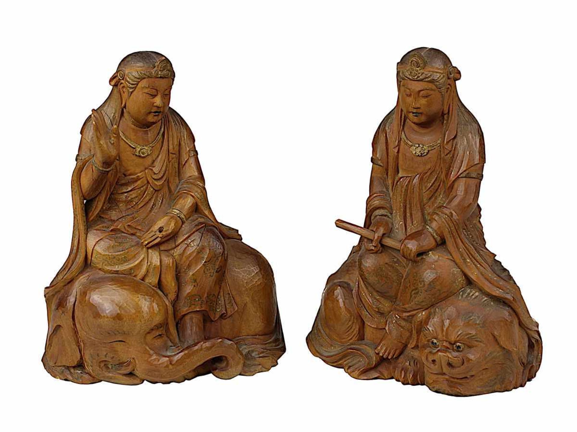 2 Guanyin-Holzfiguren, China um 1900, fein aus Edelholz geschnitzte Figuren, eine sitzend auf