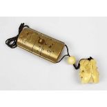 Inro mit Netsuke, Japan Edo-Periode. Sog. Sagemono aus gold lackiertem Holz mit reliefiertem