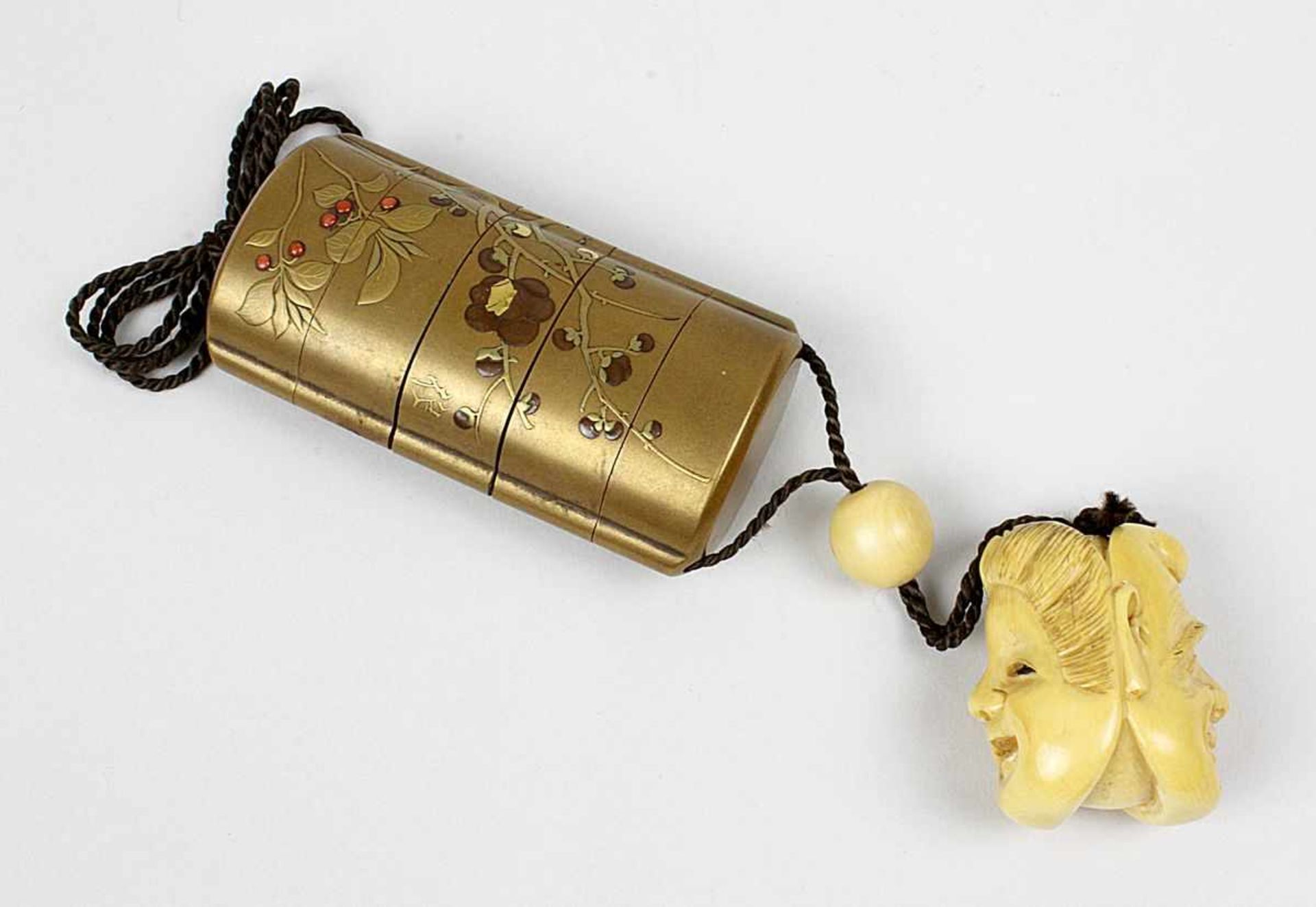 Inro mit Netsuke, Japan Edo-Periode. Sog. Sagemono aus gold lackiertem Holz mit reliefiertem