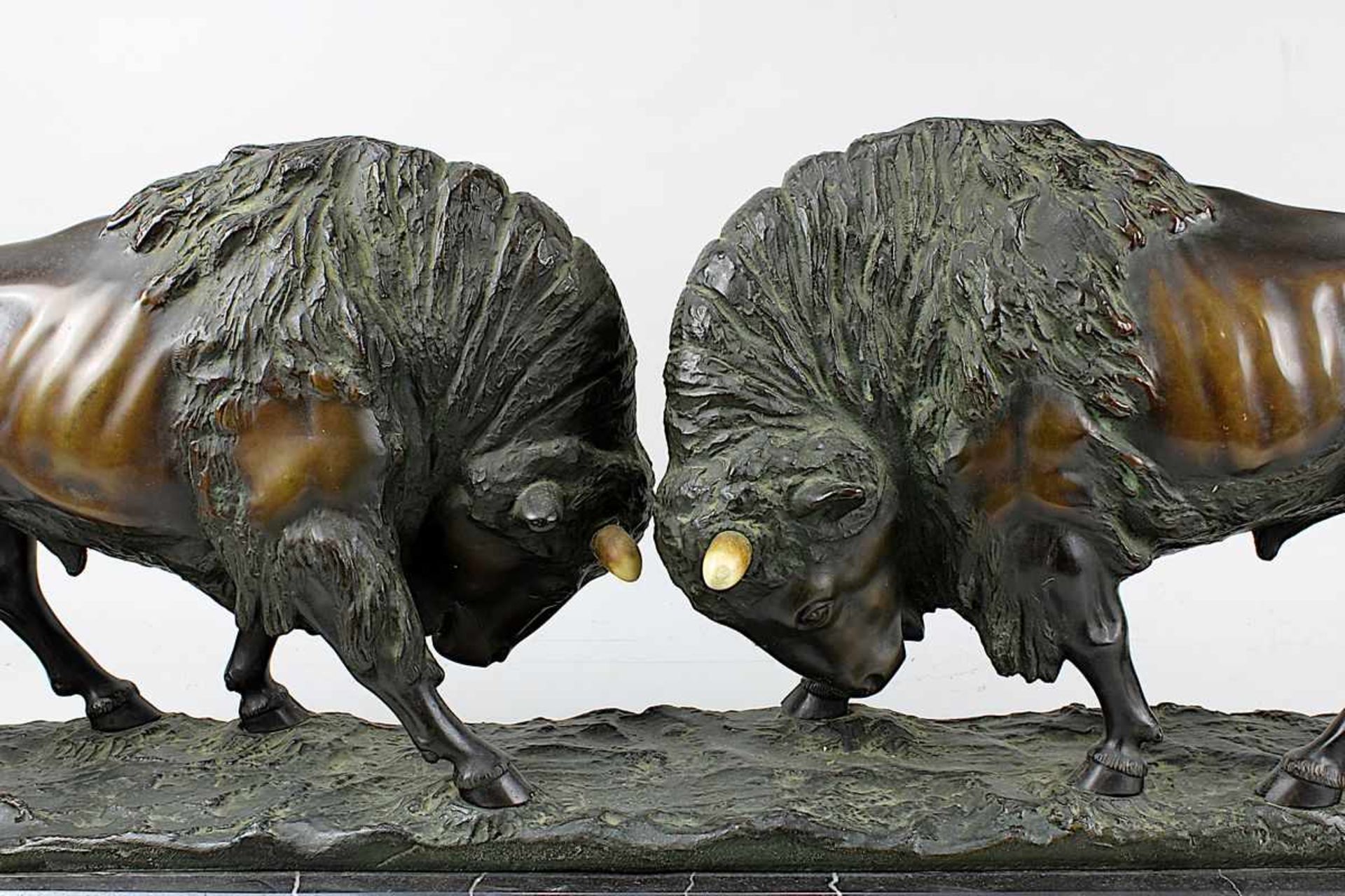 Jensen, Peder Marius (1883 - 1925 ?), Zwei kämpfende Bisons, Bronzefigurengruppe mit schöner brauner - Bild 2 aus 3
