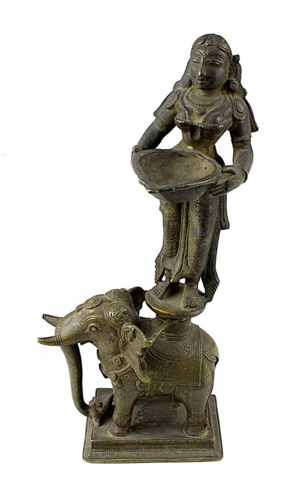 Öllampe in Form von Lakshmi auf einem Elefanten stehend, eine Schale haltend, fein ausgearbeitete