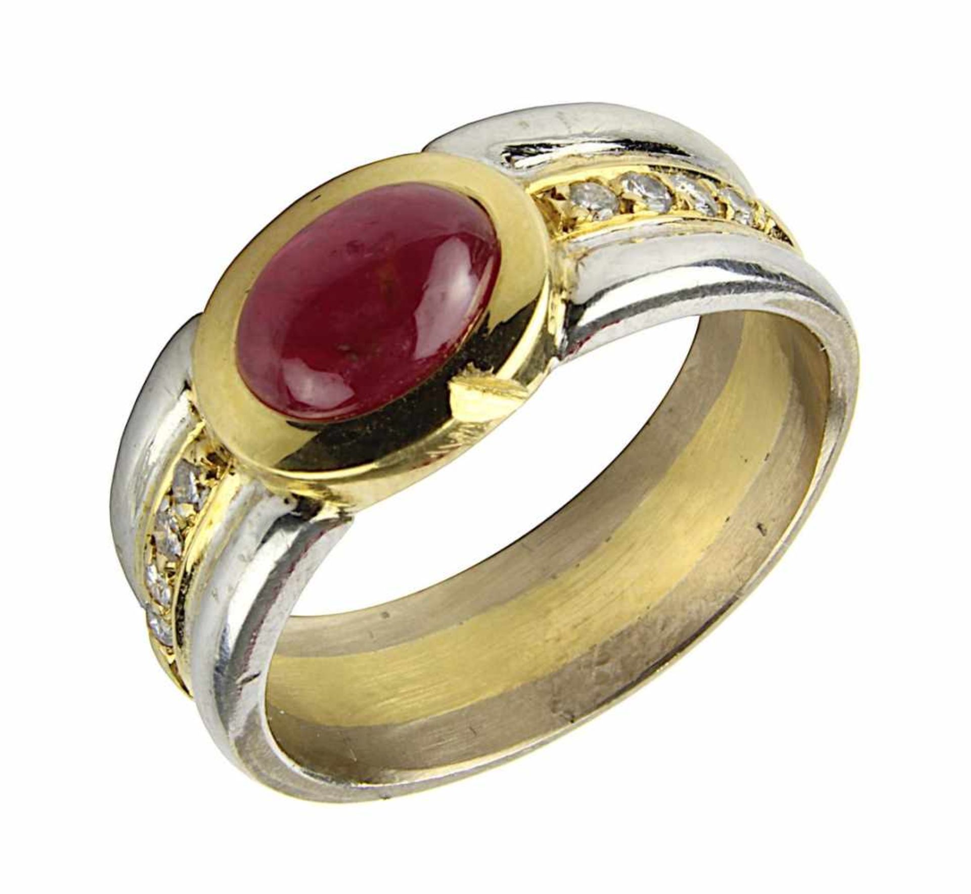 Bicolor-Gold-Rubin-Diamantring, 750er Ringschiene mit zentral gefasstem Rubincabochon, ca. 0,70 ct.,