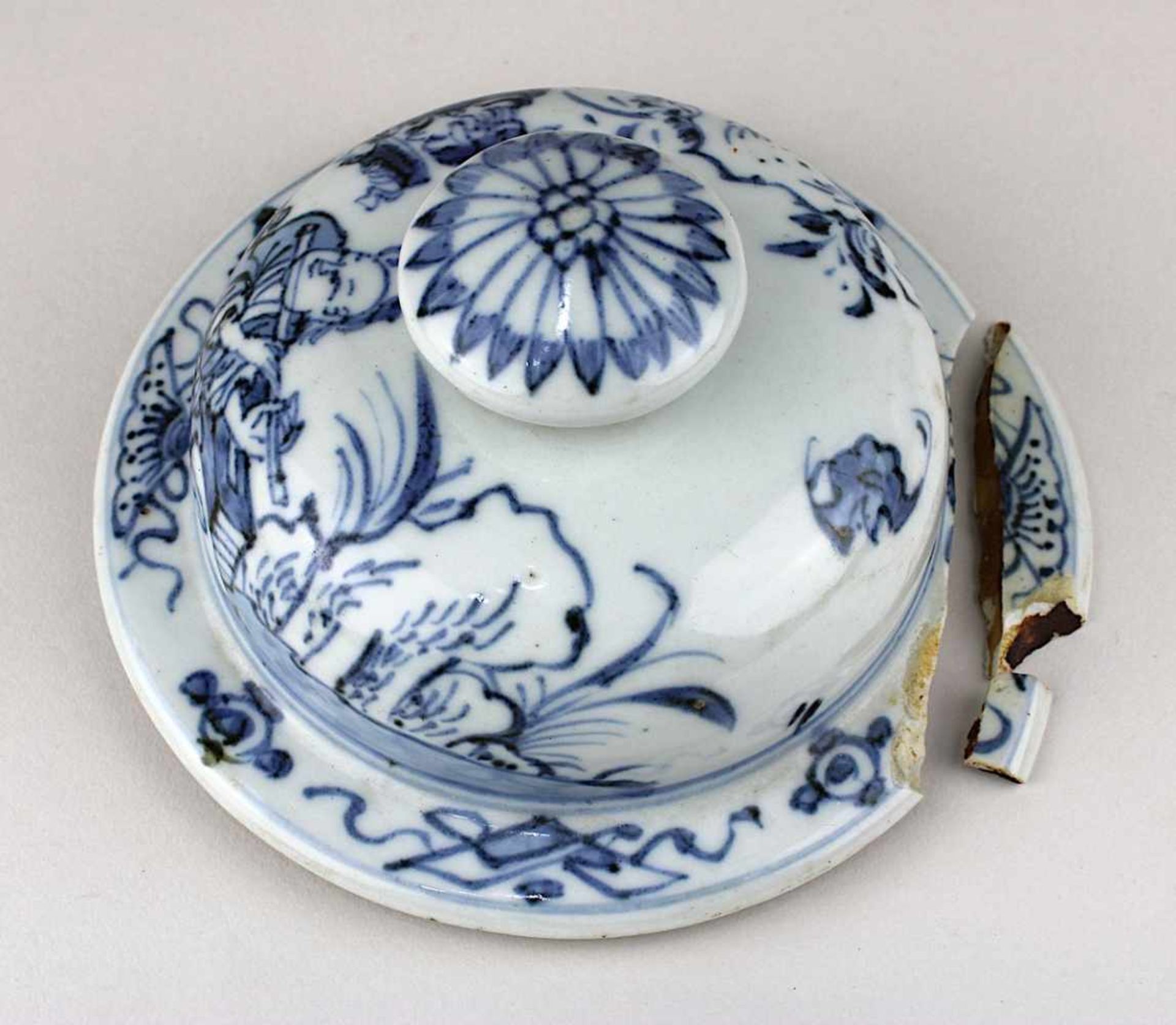 Blauweiß-Deckelvase, China Kangxi-Periode 1662-1722, Porzellan weißer Scherben, handgedrehtes Gefäß, - Image 2 of 2