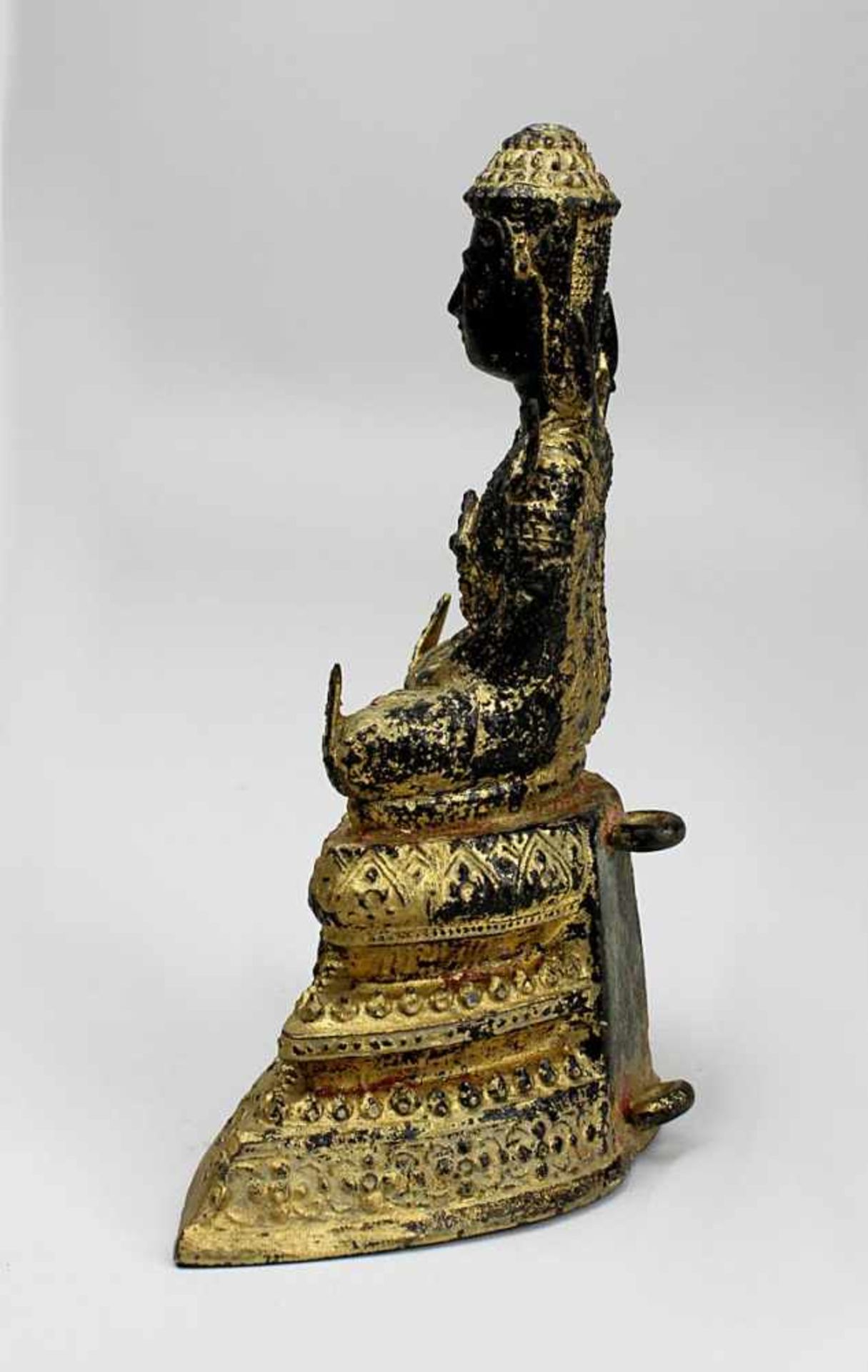 Bronze-Buddha, Thailand 19. Jh., Buddha in Meditationshaltung auf dreistufigem Thron sitzend, Bronze - Image 2 of 4