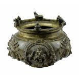 Zeremonialgefäß mit Figurenrelief, Bronze, Südindien 17./18. Jh., schwere Bronzeschale mit schöner
