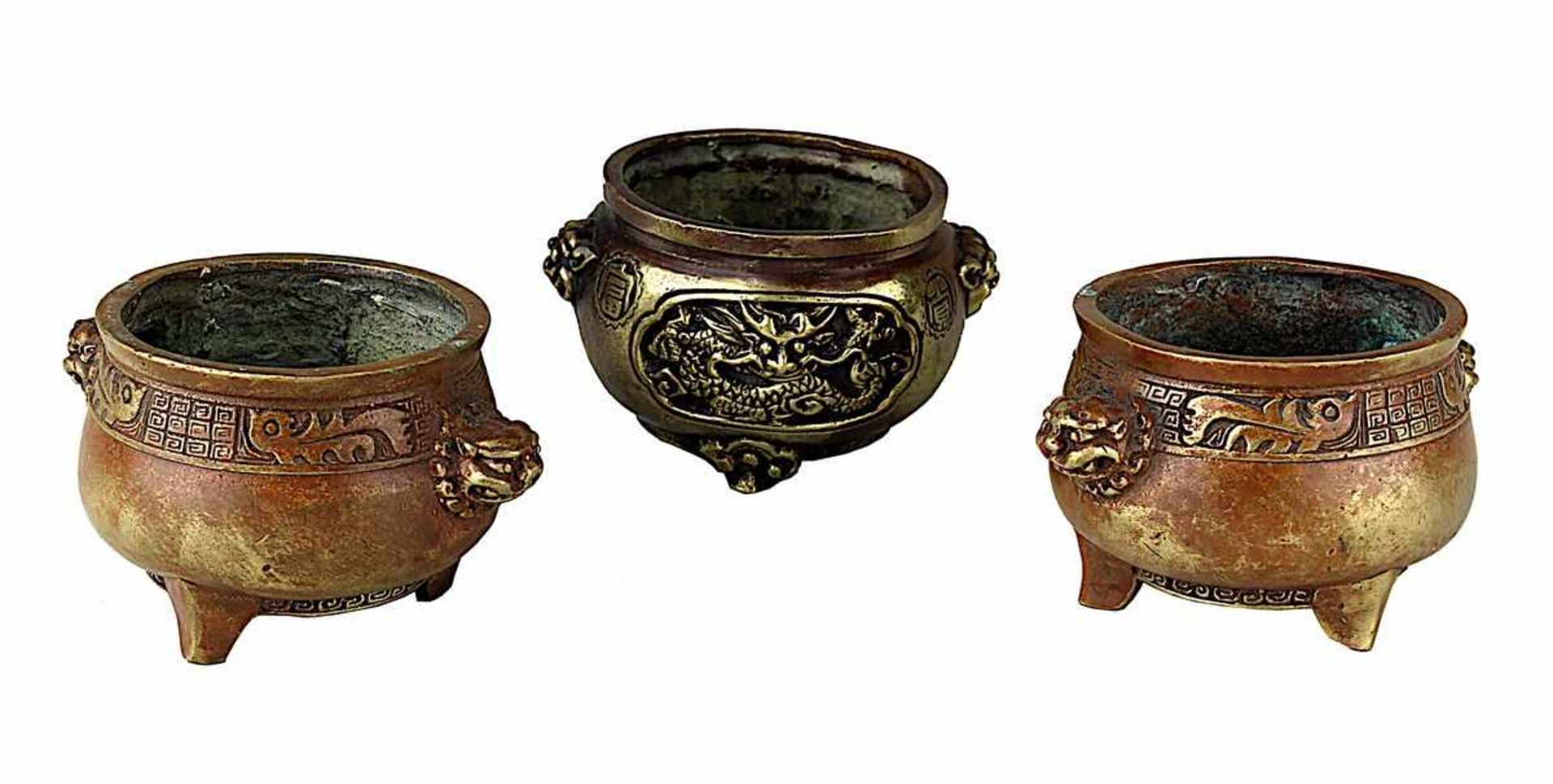 3 Miniatur-Koros, Bronze, China 1. H. 20. Jh., kesselförmige Räuchergefäße mit reliefierter