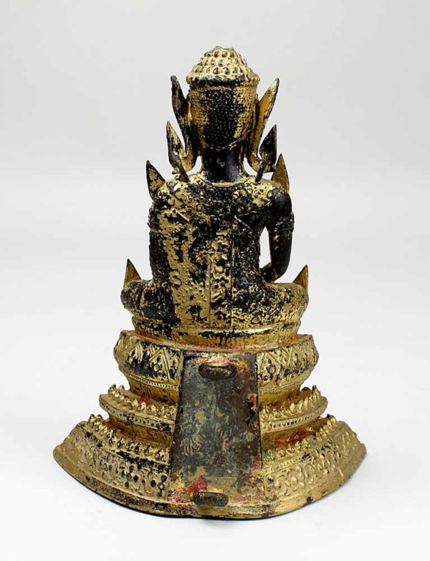 Bronze-Buddha, Thailand 19. Jh., Buddha in Meditationshaltung auf dreistufigem Thron sitzend, Bronze - Image 3 of 4