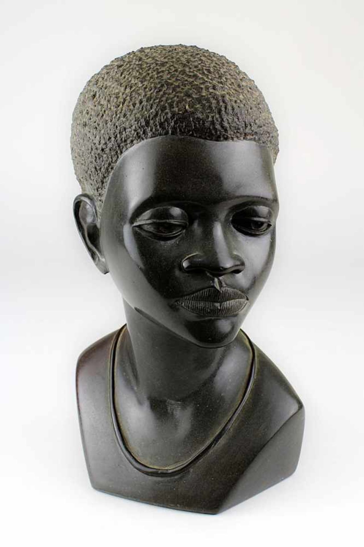 Onsem, afrikanischer Bildhauer 20. Jh., Büste einer Afrikanerin mit kurzem Haar und einem Ohrring,