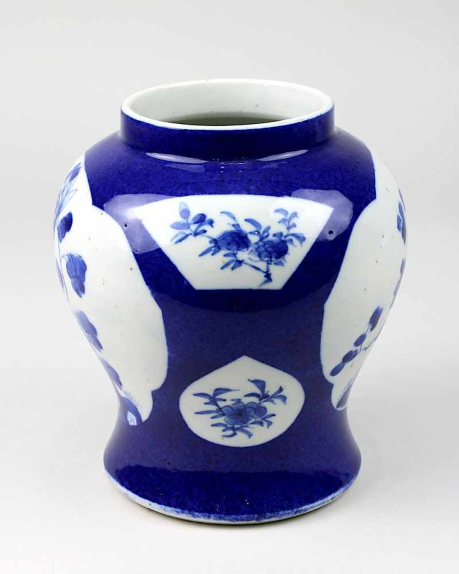 Chinesische Porzellan-Vase, Kangxi-Periode (1661-1722), balusterförmiger, Porzellan weißer Scherben, - Bild 2 aus 3