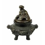 Kleiner Räucherkoro aus Bronze, China, um 1900, Gefäß in gestauchter Form, Wandung mit