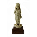 Kleine indische Elfenbeinfigur eines Bettlers, um 1900, aus einem Stück geschnitzt und auf