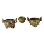 3 Miniatur-Koros, Bronze, China 1. H. 20. Jh., runde Räuchergefäße mit reliefierter Wandung, 2 davon