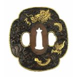 Tsuba mit Drachenmotiv, Bronze, Japan Meiji-Periode, Ende 19. Jh., vierpassige Form, qualitätvolle