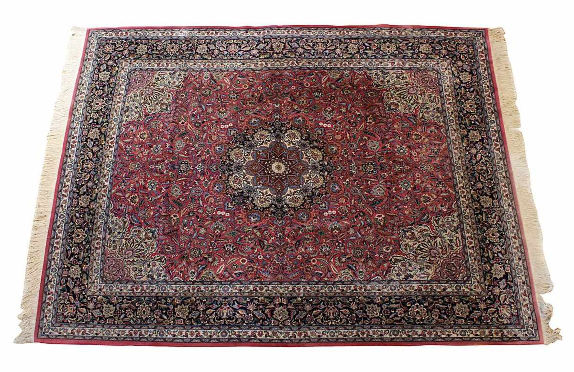 Isfahan, Persien 2. Hälfte 20. Jh., 318 x 245 cm, Wolle, fein geknüpft, fraisefarbener Fond mit