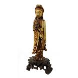 Elfenbein-Guanyin, China 19. Jh., aus einem Stück fein geschnitzte Figur, Alterspatina, mit