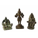 3 Miniatur-Bronzefiguren, Südindien 17.-19. Jh., bestehend aus: Vishnu, stehend auf rundem