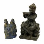 2 kleine indische Steinfiguren, um 1900: indisches Hochzeitspaar aus einem Stück Lapislazuli
