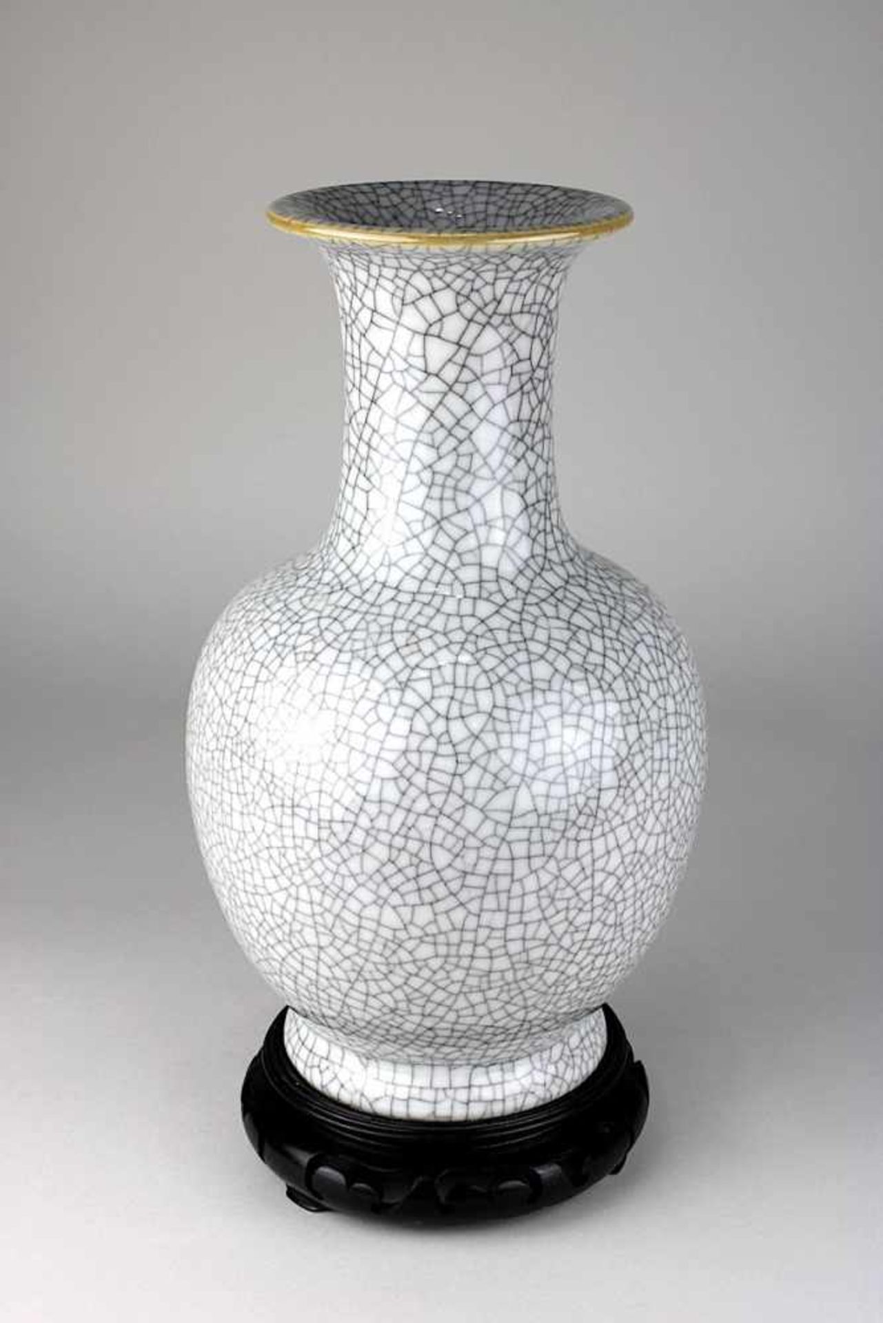 Chinesische Porzellanvase mit Krakelee-Glasur, 18./ 19. Jh., balusterförmiger Korpus, mit